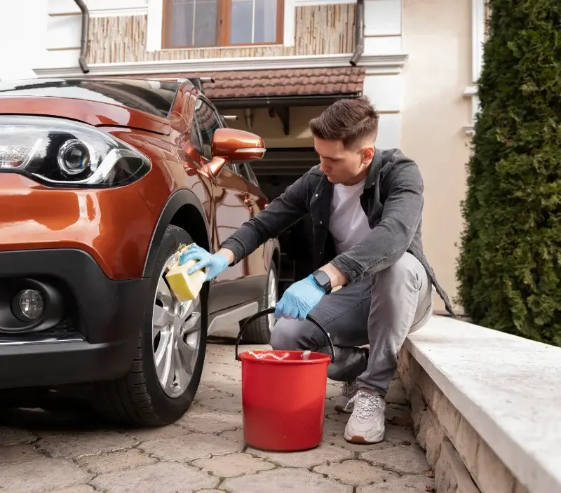 Lavage auto à domicile Béon : professionnel intervenant sur un véhicule